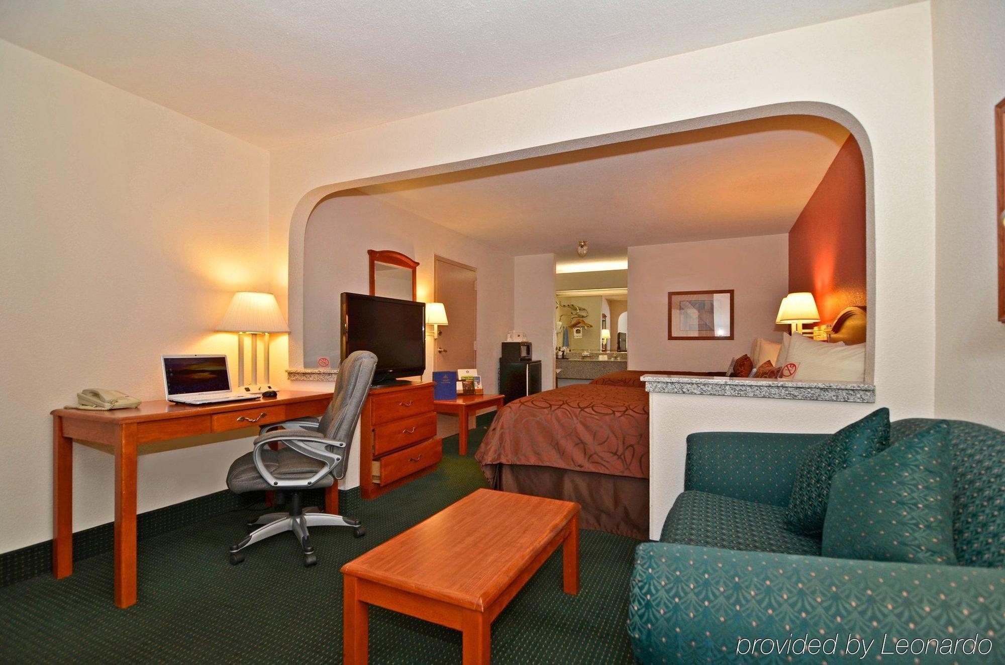 Econo Lodge Inn & Suites Memphis Room photo