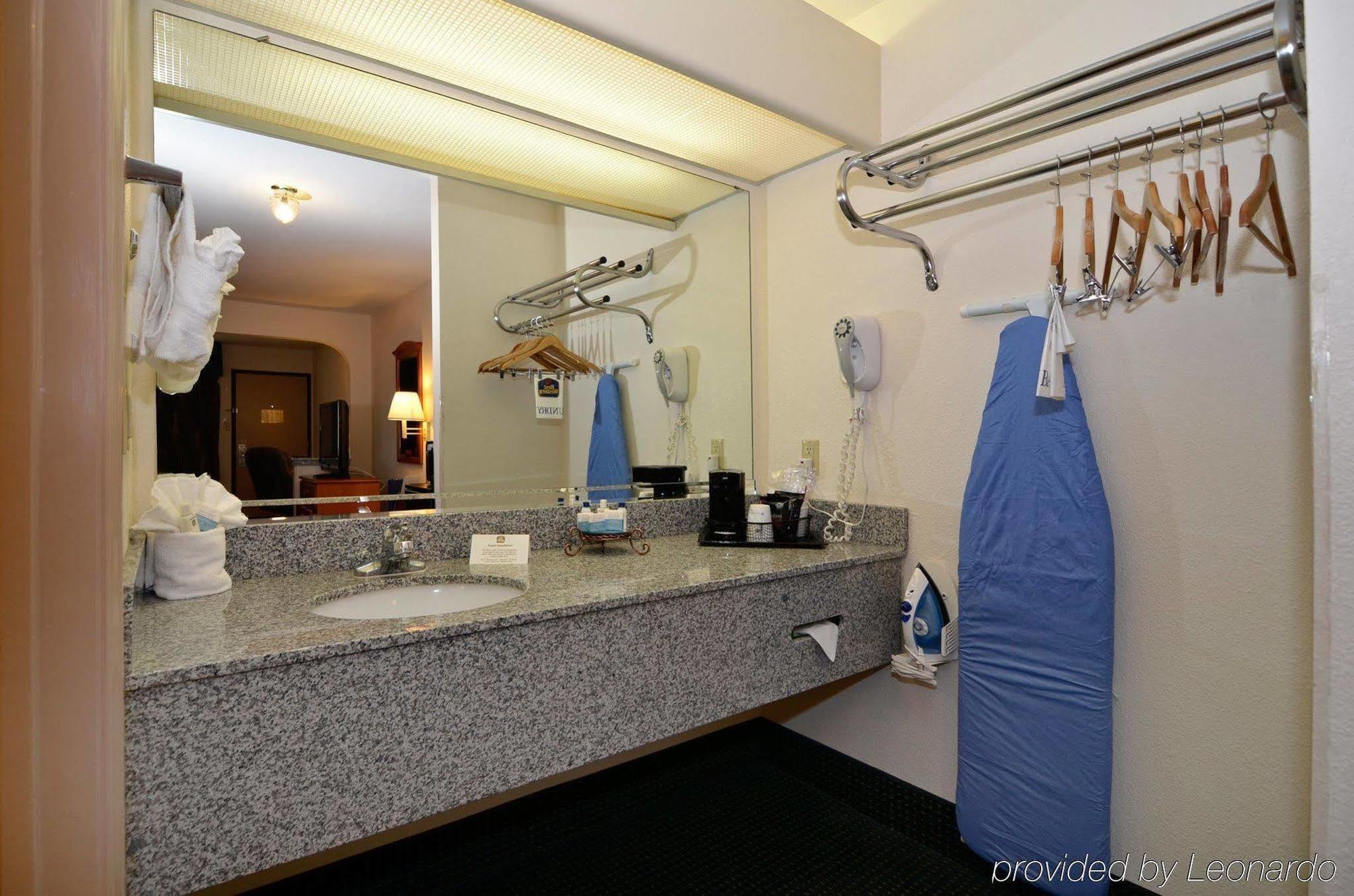 Econo Lodge Inn & Suites Memphis Room photo